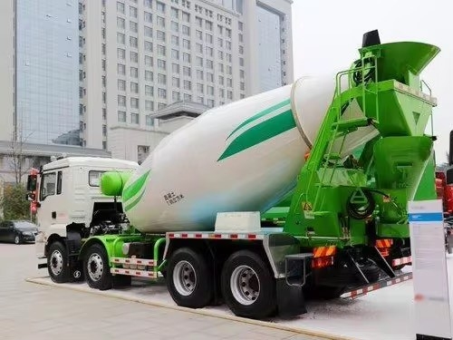Sử dụng Sinotruk Howo 10M3 tự tải xe tải máy trộn bê tông xi măng với máy bơm